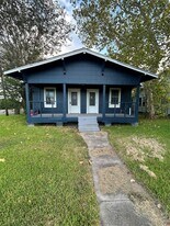 530 W 1st St in Freeport, TX - Building Photo