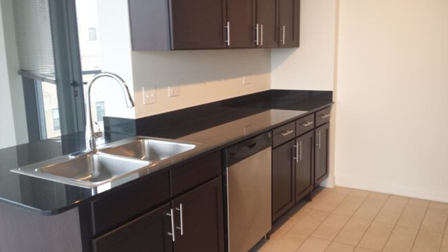200 N Wells St-Unit -1bd 1ba 08 NE Balc 8 in Chicago, IL - Building Photo - Building Photo