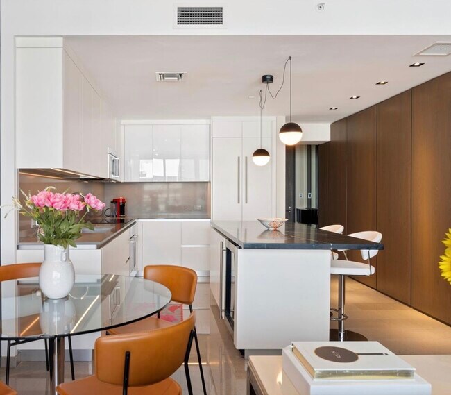 88 SW 7th St, Unit 1705 in Miami, FL - Building Photo - Building Photo