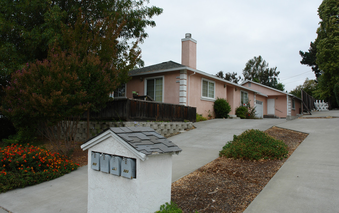 217-223 W J St in Benicia, CA - Foto de edificio