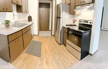 Holly House Apartments in Rochester, MI - Foto de edificio - Building Photo