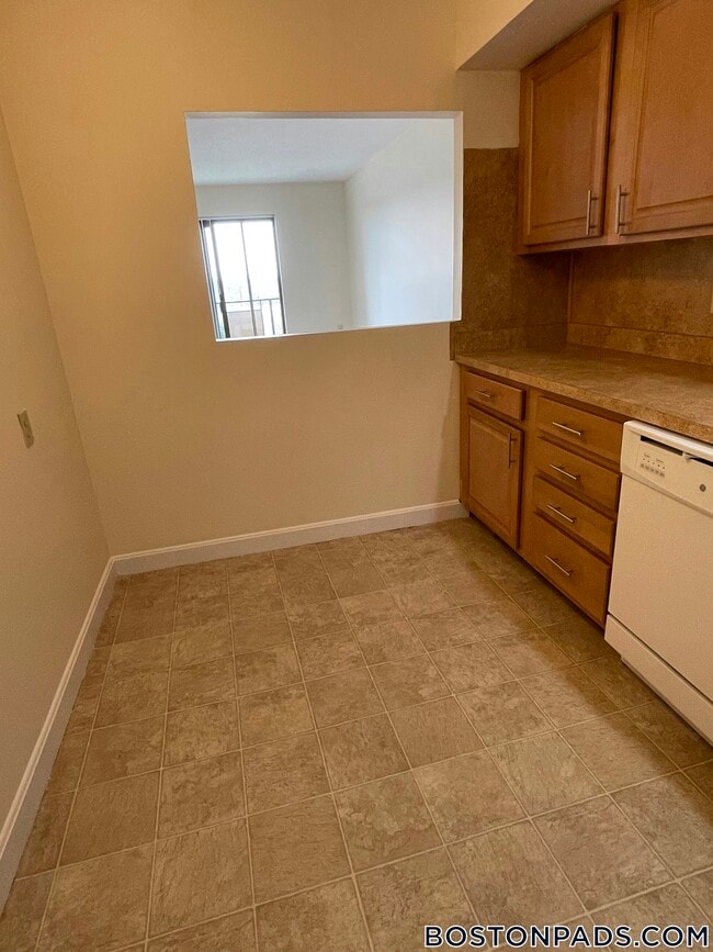 385 Massachusetts Ave, Unit 56 in Arlington, MA - Foto de edificio - Building Photo