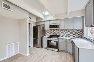 236 E 92nd St in Chicago, IL - Foto de edificio - Building Photo