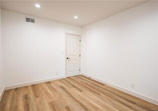 22257 MacFarlane Dr in Los Angeles, CA - Building Photo - Building Photo