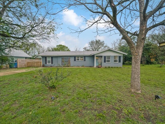 1607 Carter St in Bastrop, TX - Building Photo - Building Photo