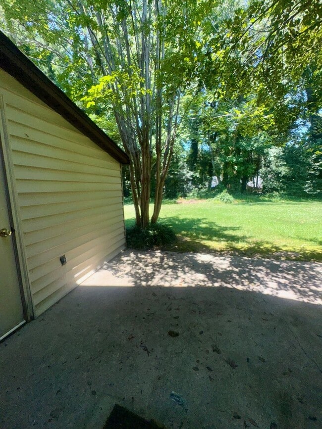 220 Abbey Ln in Greenwood, SC - Building Photo - Building Photo