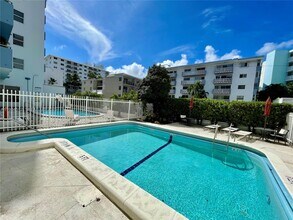 1670 Bay Rd in Miami Beach, FL - Building Photo - Building Photo