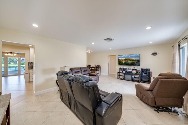 9603 NW 67th Ct in Tamarac, FL - Foto de edificio - Building Photo