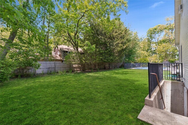 35 Maple St in Westhampton Beach, NY - Building Photo - Building Photo