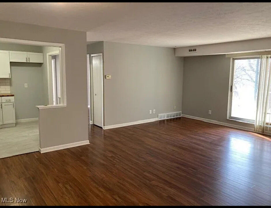3675 Clague Rd, Unit 319 in North Olmsted, OH - Building Photo
