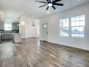 2213 W Bond St in Denison, TX - Building Photo - Building Photo