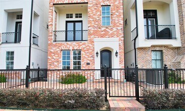 9443 Fannin St in Houston, TX - Building Photo - Building Photo