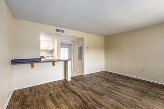 Misty Oaks Apartments in Orlando, FL - Building Photo - Building Photo