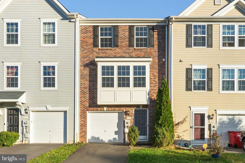 252 Rumbling Rock Rd in Hedgesville, WV - Building Photo