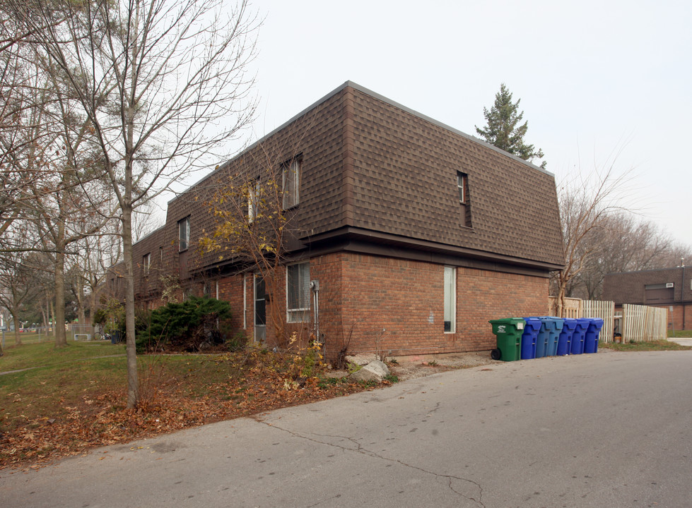 683-691 Dynes Rd in Burlington, ON - Building Photo