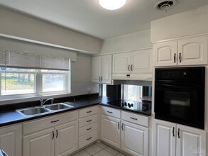 5425 Westwood Dr in Milton, FL - Building Photo - Building Photo