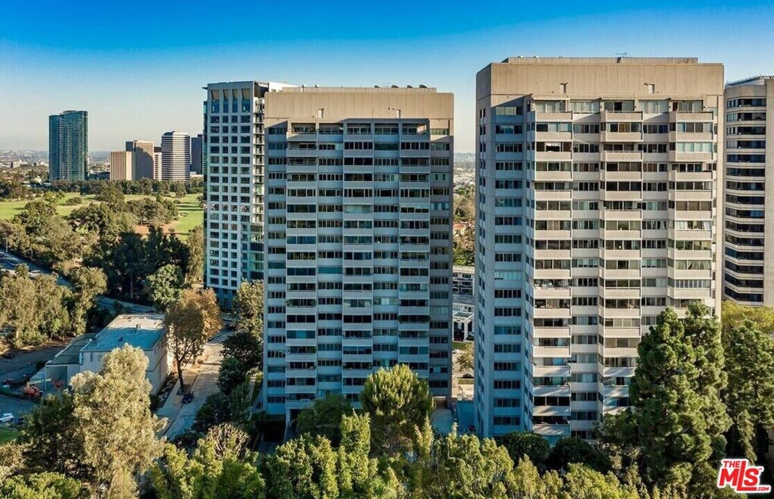 865 Comstock Ave in Los Angeles, CA - Building Photo