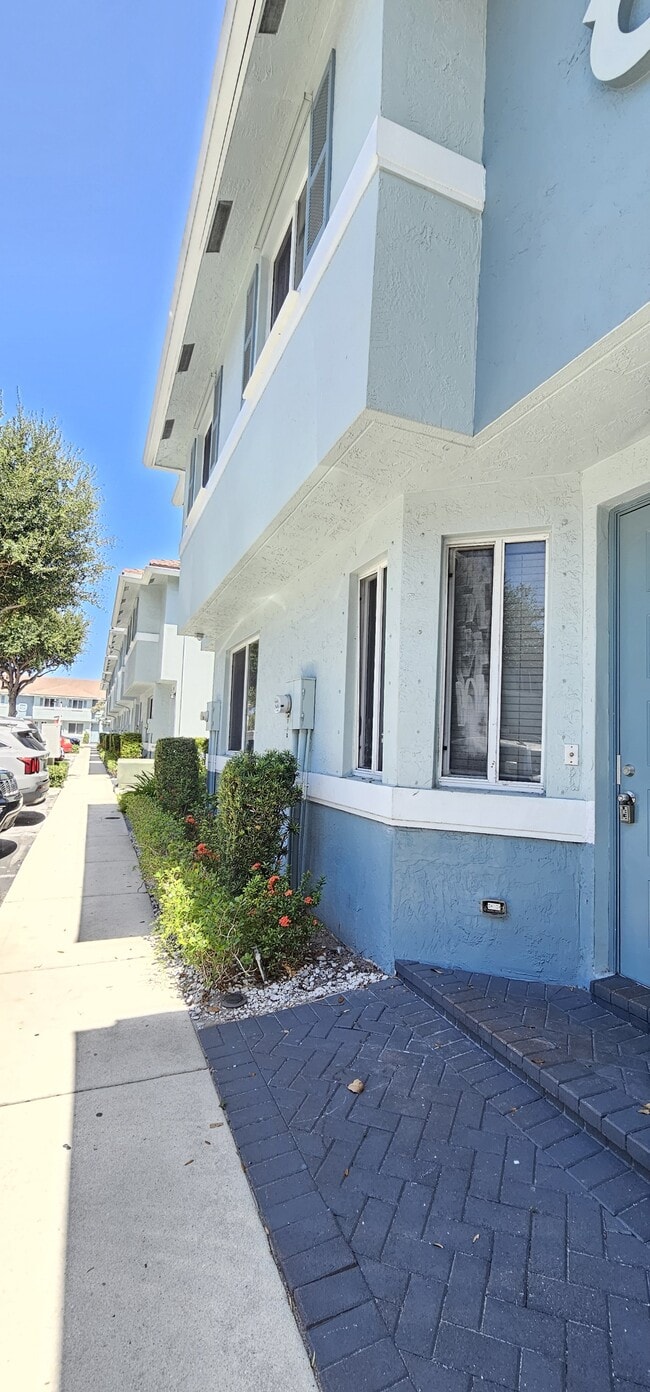 1935 Gardenia Ct in Riviera Beach, FL - Building Photo - Building Photo