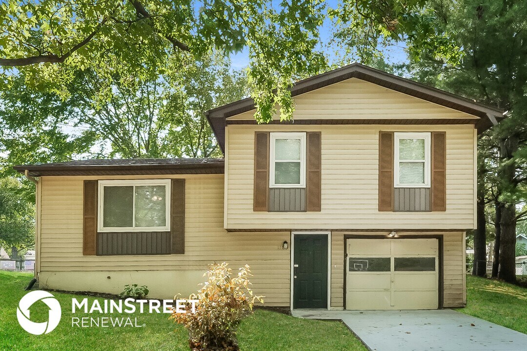 1109 NE Columbus St in Lee's Summit, MO - Foto de edificio