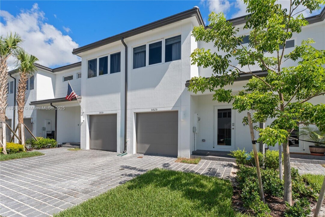 5025 SW 37th St in West Park, FL - Building Photo