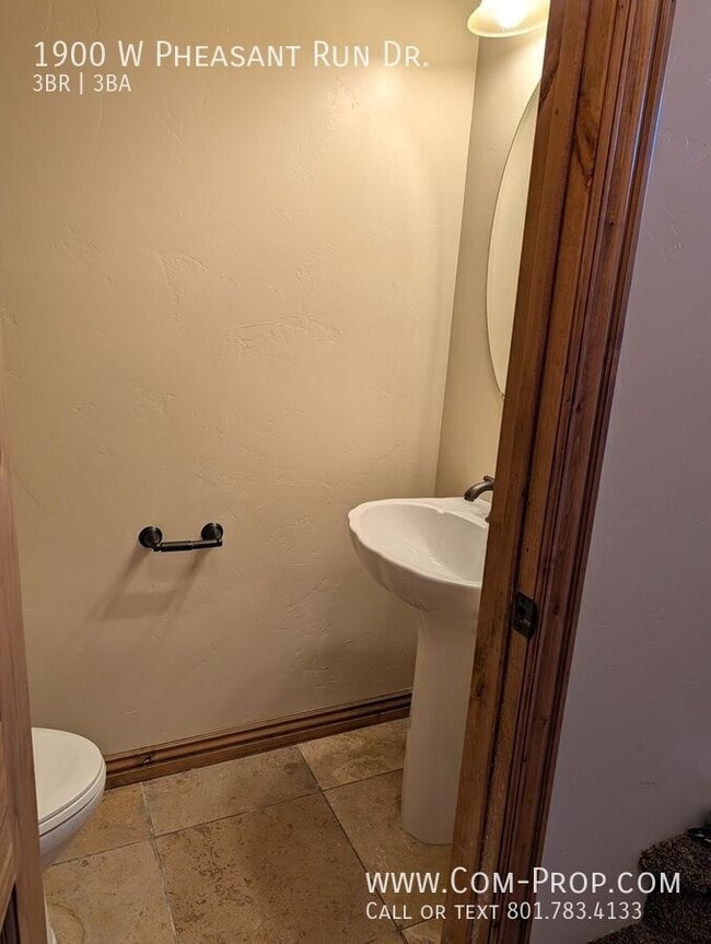 1900 W Pheasant Run Dr