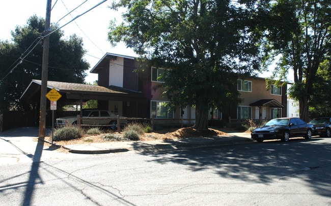Camelot Apartments in Vallejo, CA - Building Photo - Building Photo