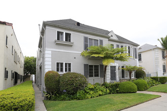 225 S Elm Dr in Beverly Hills, CA - Foto de edificio - Building Photo