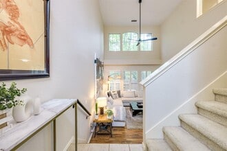 4501 Whispering Valley Dr in Austin, TX - Foto de edificio - Building Photo