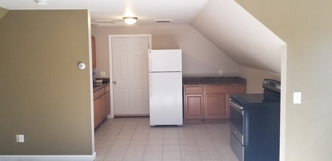 11 Champlain Ave, Unit 2 in Blackstone, MA - Foto de edificio - Building Photo