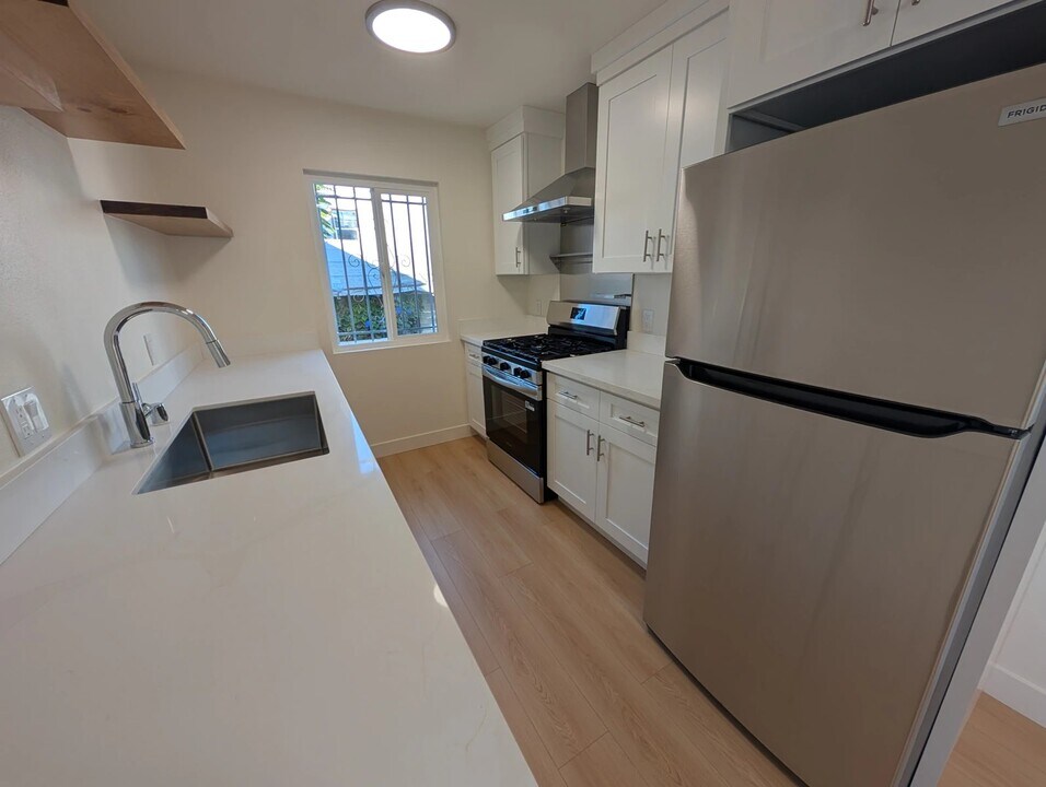 3900 1st St in Los Angeles, CA - Building Photo