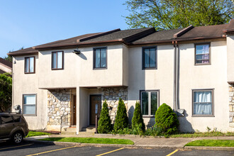 Crofton Place Condos in Philadelphia, PA - Foto de edificio - Building Photo