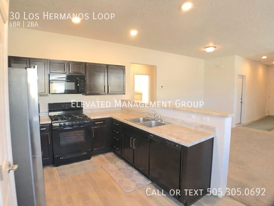 30 Dos Hermanas Ct in Los Lunas, NM - Building Photo