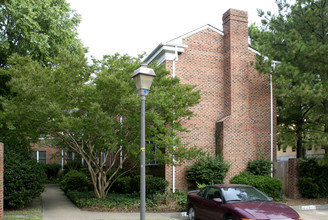 451 W Princess Anne Rd in Norfolk, VA - Building Photo - Building Photo