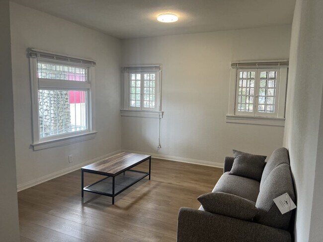 3525 S Budlong Ave, Unit 3525 in Los Angeles, CA - Building Photo - Building Photo