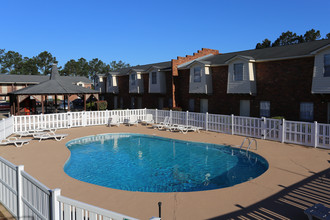 Point O'Woods Apartments in Hattiesburg, MS - Building Photo - Building Photo