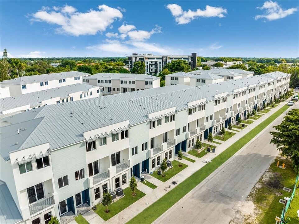 18275 SW 98th Ave in Palmetto Bay, FL - Building Photo