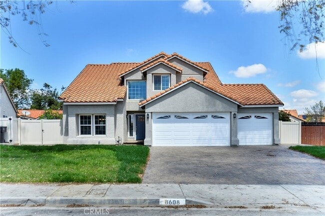property at 8608 Oakthorn Cir