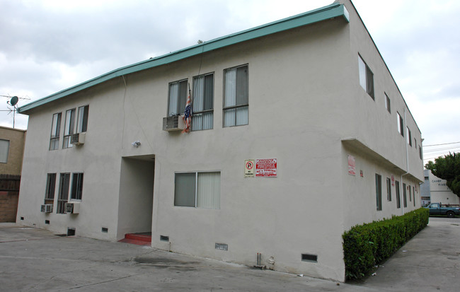 7550 Canby Ave in Reseda, CA - Building Photo - Building Photo