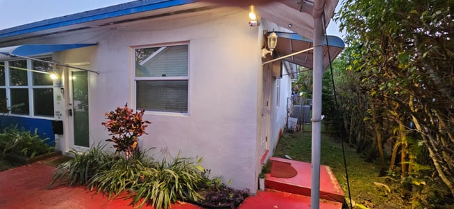 1948 Roosevelt St in Hollywood, FL - Foto de edificio - Building Photo