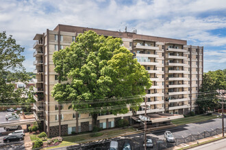 The Embassy Apartments in Memphis, TN - Foto de edificio - Building Photo