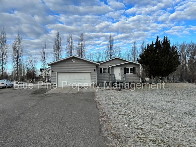 481 N 4000 E in Rigby, ID - Building Photo