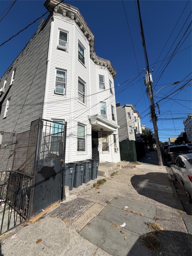 47 Cliff St in Yonkers, NY - Foto de edificio - Building Photo
