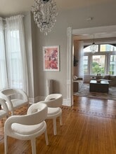 1043 W Grand Ave, Unit 2 in Chicago, IL - Building Photo - Building Photo