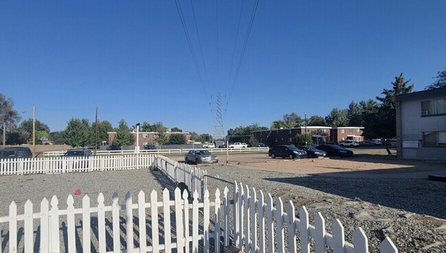 Highland Square Apartments in Lakewood, CO - Building Photo - Building Photo