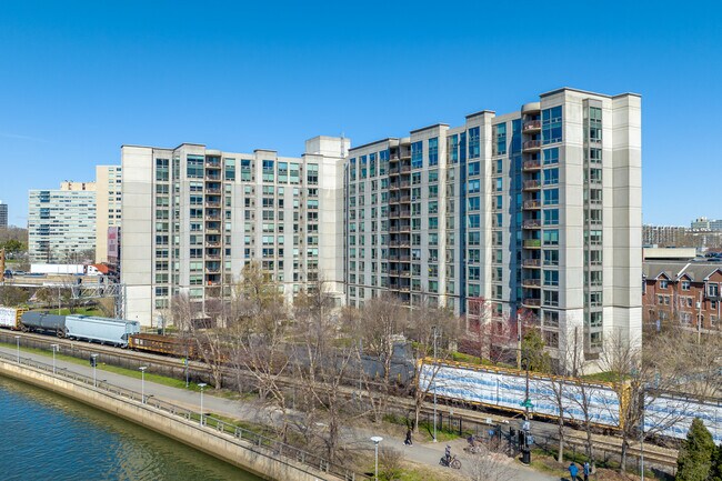 One Riverside Place in Philadelphia, PA - Foto de edificio - Building Photo