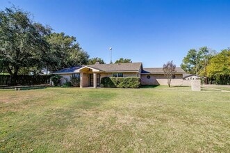 1060 S Burleson Blvd in Burleson, TX - Building Photo - Building Photo