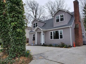 128 Bayville Ave in Bayville, NY - Building Photo