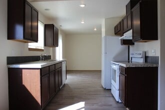 33037 NW Laurel St in Scappoose, OR - Building Photo - Building Photo