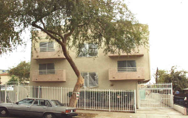 La Hacienda Courtyard Terrace Apartments in Los Angeles, CA - Foto de edificio - Building Photo