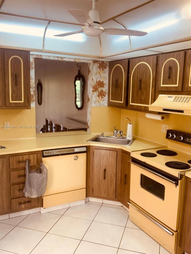 8515 Sunrise Lakes Blvd in Sunrise, FL - Building Photo - Building Photo